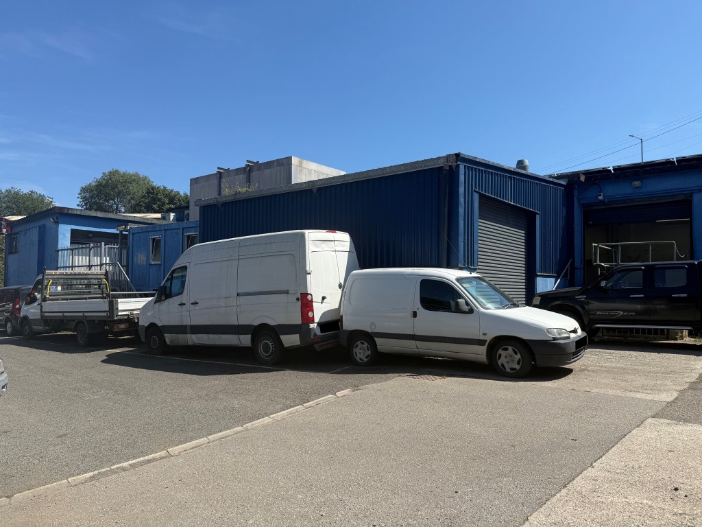 Lot: 53 - VACANT LARGE INDUSTRIAL UNIT - Side elevation
